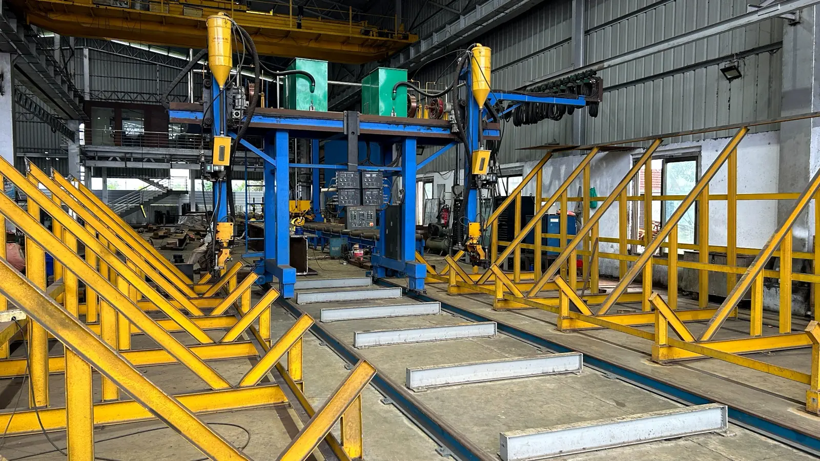 Automatic welding line for girders