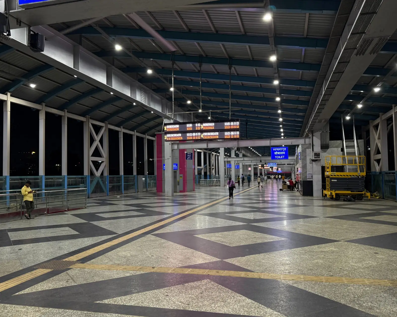 Large-span steel deck concourse